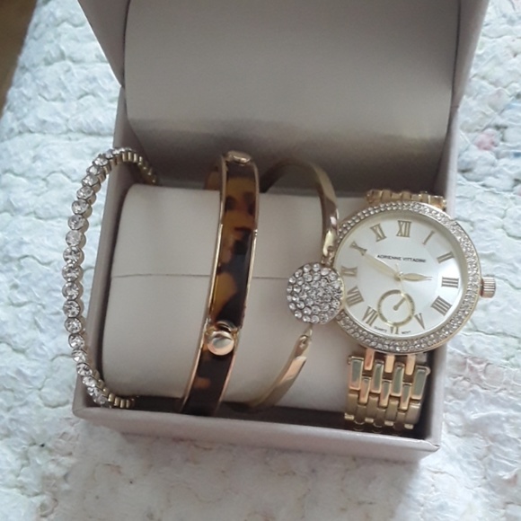 Women's Adrienne Vittadini watch with bracelets - Picture 3 of 4